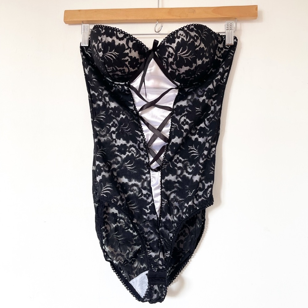 Basic universal lace floral black white bodysuit